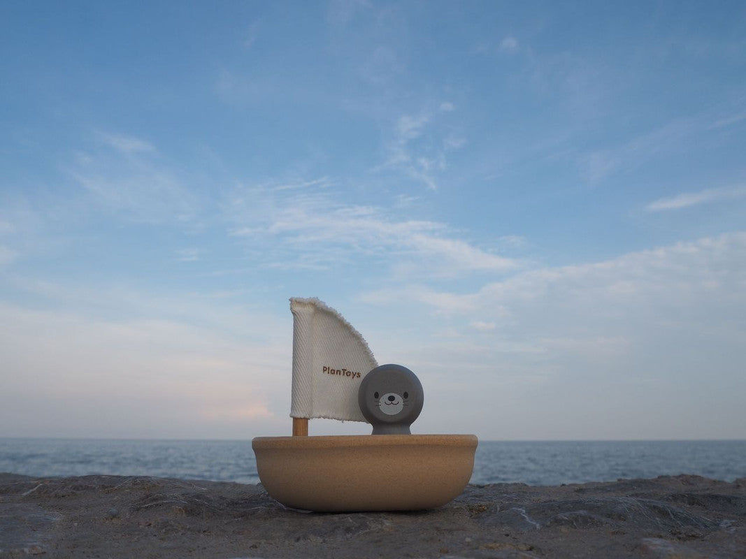 PlanToys Sailing Boat — Seal | Wooden Bath Toy