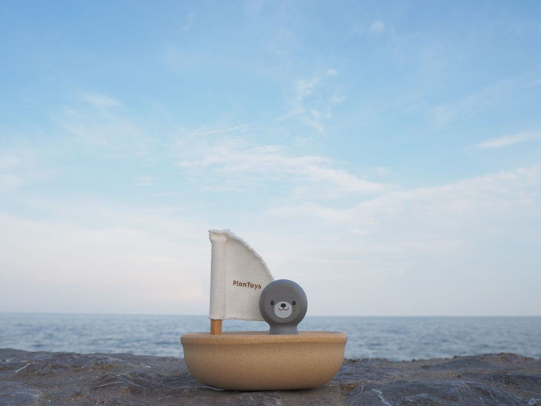 PlanToys Sailing Boat — Seal | Wooden Bath Toy