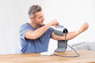 BEURER BM51 easyClip Upper Arm Blood Pressure Monitor