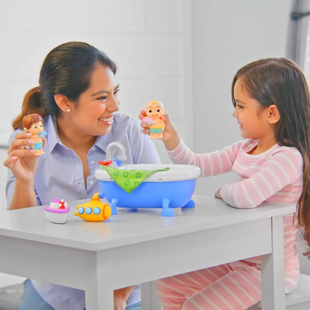 CoComelon MUSICAL BATHTIME PLAYSET, Plays Clips of The ‘Bath Song’, Features 2 Color Change Figures , JJ & Tomtom, 2 Toy Bath Squirters, Cleaning Cloth