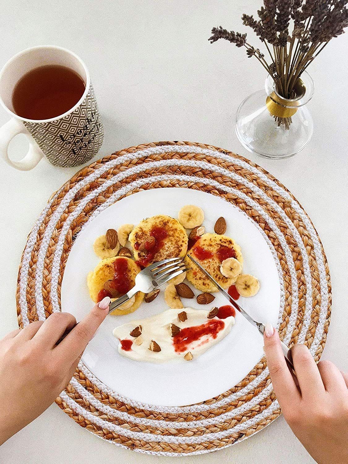 AIESY® 4 pcs Beautiful Heat Resistant Placemats for Dining Table