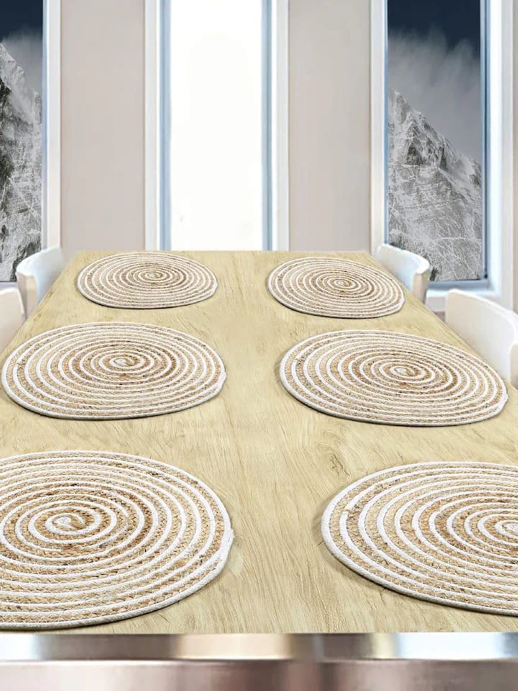AIESY® 4 pcs Beautiful Heat Resistant Placemats for Dining Table