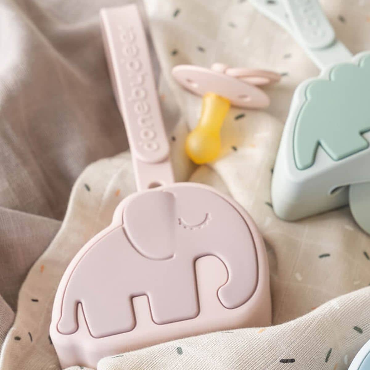 Done By Deer Silicone Pacifier Pouch Elphee (Powder)