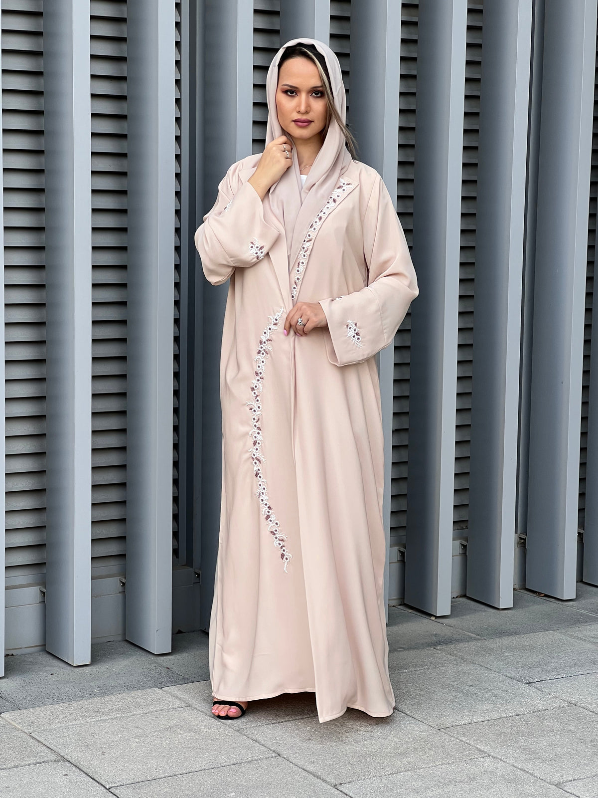 MOiSTREET Beige Korean Nada Embroidery Abaya