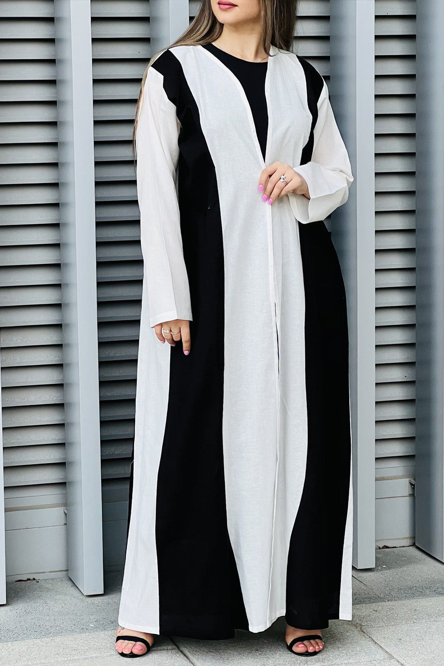 MOiSTREET Black & White Linen Abaya